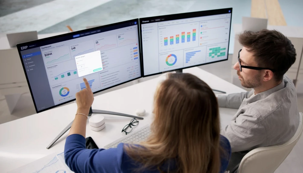 Echipa analizează împreună fluxurile de lucru din ERP pentru a le îmbunătăți.